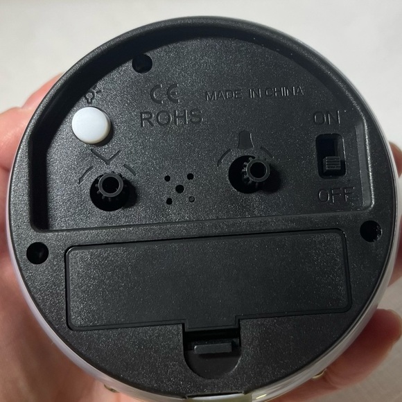 Retro Alarm Clock Desktop Small Alarm
Quartz Battery operated. Self standing. - Picture 8 of 9